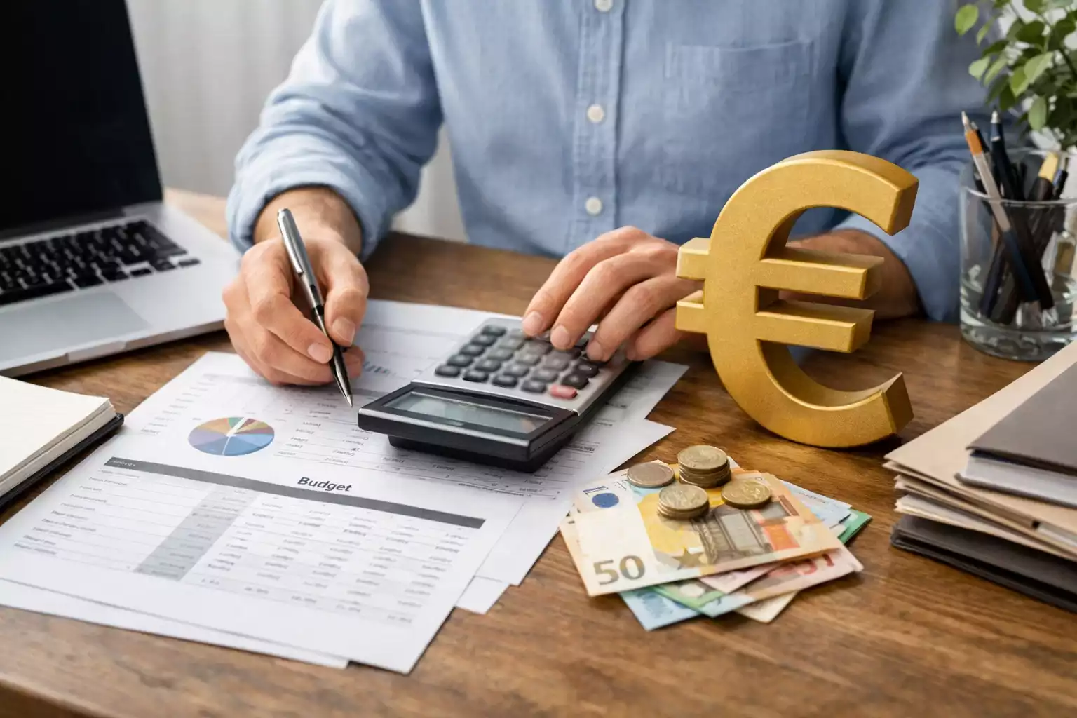 Persoon die budget plant met documenten en euroteken symbool